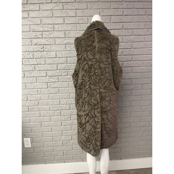 Altar’d State Women Faux Fur Longline Rose Pattern Vest Size L - Picture 2 of 10